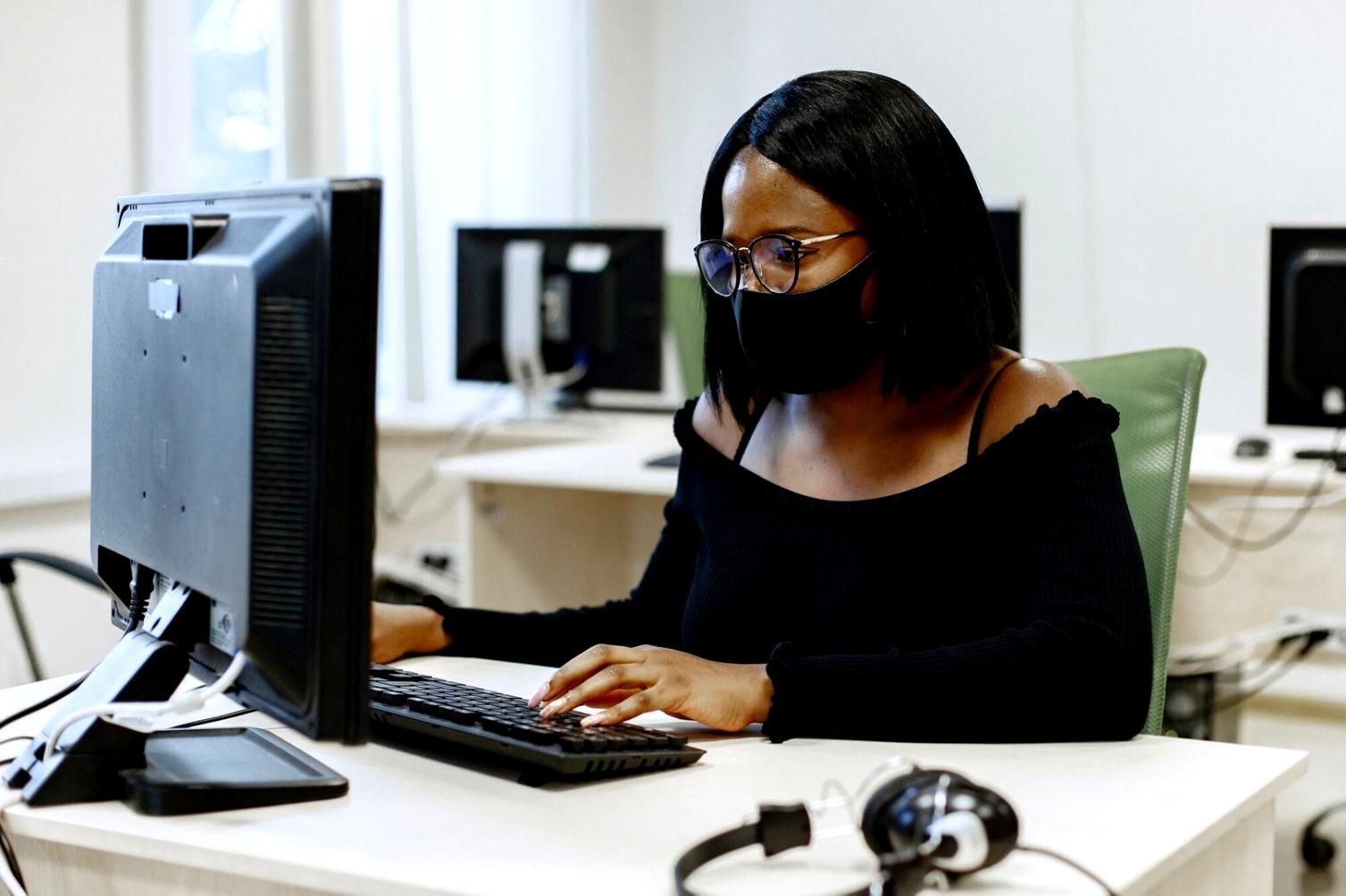 Ambiente di sviluppo moderno con codice API e interfacce di intelligenza artificiale